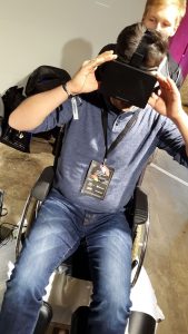 Virtual Reality auf dem Rollstuhl mit Zombie-Simulation