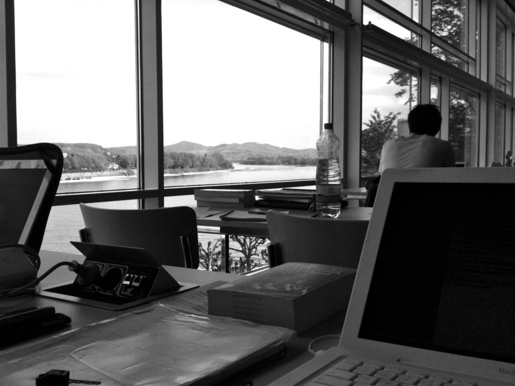 Schreibtisch in der ULB mit Blick auf das Siebengebirge